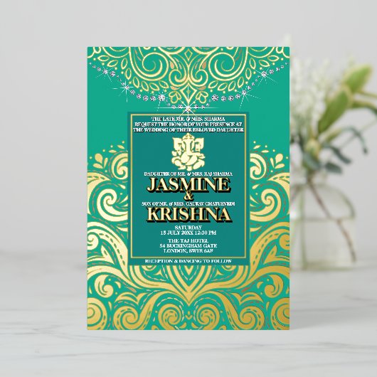 LuxGlitter Peacock Gold Ganesha Hindu Wedding Folieneinladung (Stehend vorne)