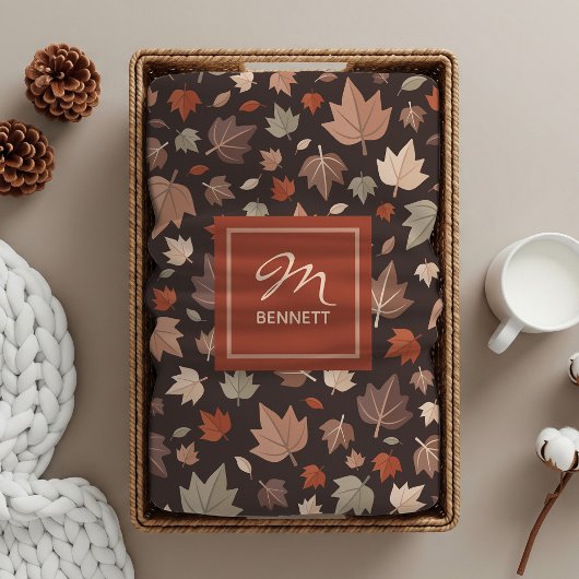 Luxuriöse dunkle Herbstblätter-Monogramm Sherpadecke