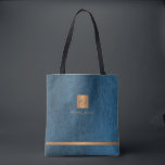 Luxuriöse elegante Gold moderne blau mit Monogramm Tasche<br><div class="desc">Exklusiv aussehendes Büro oder eine persönliche mit Monogramm Tasche mit einem Imitat Kupfer Metal Gold Glitzer Quadrat mit Ihren Monogramm Namen Initialen und einem glitzernden Streifen über einem stilvollen klassischen Blau-Imitat Leder-Look Hintergrund. Geeignet für kleine Unternehmen, Firmenfachleute oder selbstständige Geschäftsleute, Stylist- und Markenfachleute, Makeup-Künstler oder Schönheitssalons, Boutique- oder Ladenmanager. Bitte...</div>