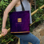Luxuriöse elegante Gold moderne lila mit Monogramm Tasche<br><div class="desc">Exklusiv aussehendes Büro oder persönliche mit Monogramm Totttasche mit einem Imitat Kupfer Metal Gold Glitzer Quadrat mit Ihren Monogramm Namen Initialen und einem glitzernden Streifen über einem stilvollen lila Imitat Leder-Look Hintergrund. Geeignet für kleine Unternehmen, Firmenfachleute oder selbstständige Geschäftsleute, Stylist- und Markenfachleute, Makeup-Künstler oder Schönheitssalons, Boutique- oder Ladenmanager. Bitte beachten...</div>