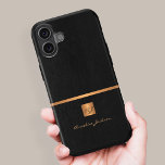 Luxuriöse elegante goldfarbene Monogramm-Bezeichnu<br><div class="desc">Exklusiv aussehendes Büro oder persönliches mit Monogramm Telefongehäuse mit einem Imitat Kupfer Metal Gold Glitzer Quadrat mit Ihren Monogramm Namen Initialen und einem glitzernden Streifen über einem stilvollen schwarzen Imitat Leder Hintergrund. Geeignet für kleine Unternehmen, Firmenfachleute oder selbstständige Geschäftsleute, Stylist- und Markenfachleute, Makeup-Künstler oder Schönheitssalons, Boutique- oder Ladenmanager. Bitte beachten...</div>