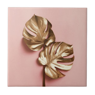 Luxuriöse goldene Monstera Blätter.  Fliese