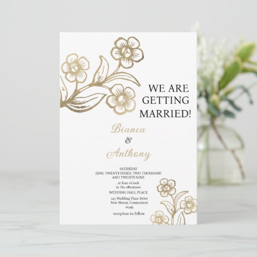 Luxuriöse Goldtypografie Blumenhochzeit Einladung (Stehend Vorderseite)