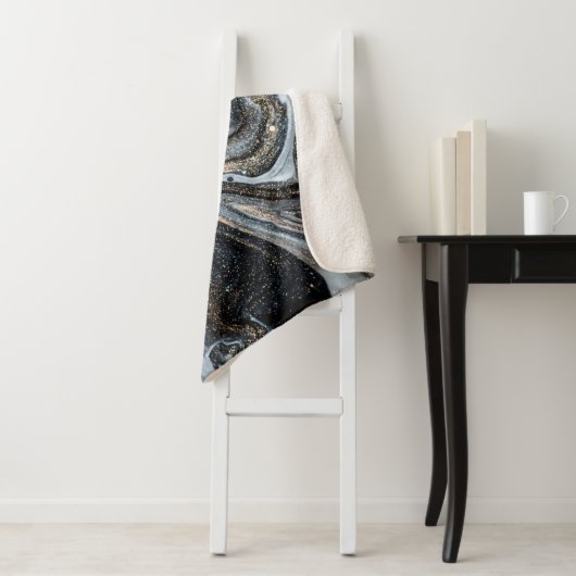 Luxuriöse Kunst im orientalischen Stil. Goldener S Sherpadecke (Beispiel)