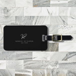 Luxuriöse Minimal Monogram Black Ivory Chic Stilvo Gepäckanhänger<br><div class="desc">Dieses elegante und stilvolle,  moderne monogramm Gepäckanhänger in Weiß und Schwarz ist ein raffiniertes minimalistisches Design,  das Ihr Monogramm in einem handgeschriebenen Skript kombiniert,  das eine elegante Serifentypografie verbindet. Auf der Rückseite ist Platz für Ihre Adresse.</div>
