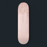Luxuriöse Pink Rose Gold Funkelnd Glitzer Fringe Skateboard<br><div class="desc">Dieses glamouröse und luxuriöse Print ist das perfekte Design für die stilvolle und trendige Frau. Es ist mit einem Imitat funkelnd Rose Gold Glitzer Randvorhang mit Imitaten Glitzer Typografie auf einem einfachen rot rosa Hintergrund. Es ist ein elegantes, elegantes, trendiges und modernes Bing-Design mit einem Hollywood-Ambiente! ***WICHTIGE HINWEIS FÜR DESIGN:...</div>
