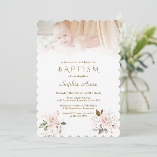 Luxuriöse Rosa Blush Gold Blume Foto Taufe Einladung (Stehend Vorderseite)