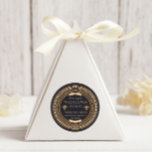 Luxuriöse Vintage Golden Queen Bee Honey Jar Label Runder Aufkleber<br><div class="desc">Metallische Imitate goldgeflochtene Wabenmuster mit einem Polygon,  das alle Informationen für Ihre Bibliothek enthält. Wählen Sie zwischen verschiedenen Artikeln aus dieser Kollektion in unserem Shop,  um Ihr Branding zu vervollständigen.</div>