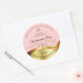 Luxuriöse Wavy Gold Dekoration Light Red Monogram Runder Aufkleber (Umschlag)