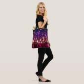 Luxuriöser Glitzer-Hintergrund mit Glanz. Tasche (Am Model)