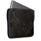 Luxuriöser schwarzer Marmor: Elegante Textur Laptopschutzhülle (Vorne Rechts)