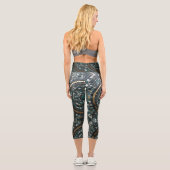 Luxuriöses Circular Mosaic Wall Macro Capri Leggings (Rückseite)