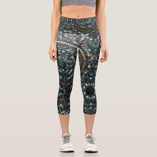 Luxuriöses Circular Mosaic Wall Macro Capri Leggings (Vorderseite)
