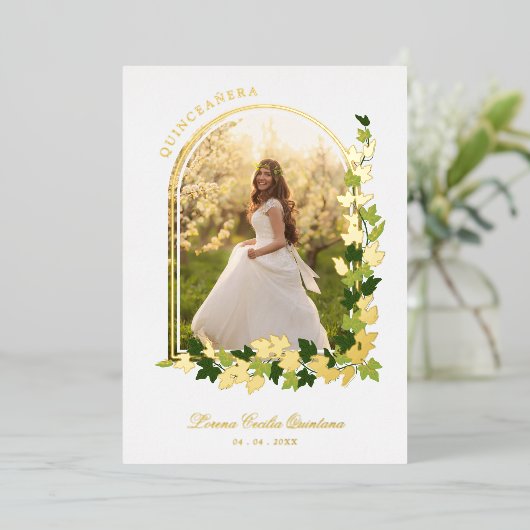 Luxuriöses Romantisches Spanisches Foto Ivy Arch Folieneinladung (Stehend vorne)