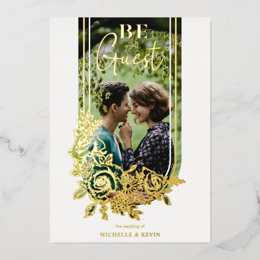 Luxuriöses Trendy Floral Arch Seien Sie unser Foto Folieneinladung (Vorderseite)