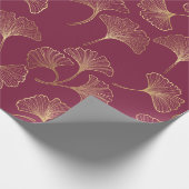 Luxurious Gold Ginkgo Leaves on Deep Burgundy (1) Geschenkpapier (Ecke)