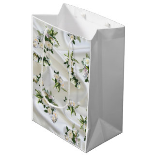 Luxurious, White, Flowing Silk & White Roses. Mittlere Geschenktüte