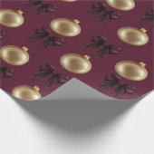 Luxury Burgundy & Gold Baubles & Bows Geschenkpapier (Ecke)
