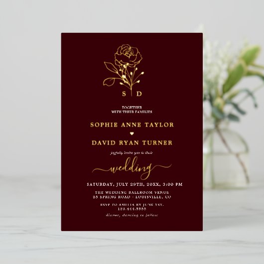 Luxury Gold Floral Deep Burgundy Monogram Wedding Folieneinladung (Stehend vorne)