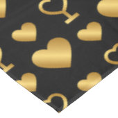 Luxury Gold Foil Hearts on Black Tischdecke (Schrägansicht)