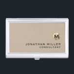 Luxury Gold Monogram Beige Visitenkarten Dose<br><div class="desc">Einfaches modernes Design mit luxuriösem,  gebürstetem Metallic-Monogramm-Medaillon mit personalisiertem Namen und Titel oder Sondertext unten in klassischer Blocktypografie auf solidem beigen Hintergrund. Personalisieren Sie Ihre individuelle Verwendung.</div>