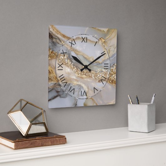Luxury Gold & White Flowing Marble Quadratische Wanduhr (Büro)