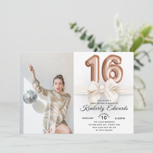 Luxury Sweet 16 Rose Gold Balloons Foto Einladung (Stehend Vorderseite)