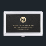 Luxus Black Leather Gold Monogram Visitenkarten Dose<br><div class="desc">Mit diesem stilvollen und praktischen Visitenkartengehäuse verleihen Sie Ihrem beruflichen Look. Mit einem gebürsteten Monogramm-Medaillon mit Ihrem Namen und Titel in klassischer Blocktypografie, ist dieser Fall eine großartige Möglichkeit, Ihre Visitenkarten organisiert und geschützt behalten. Der schwarze Lederhintergrund verleiht der Touch Raffinesse, während das goldene Original-Logo eine subtile Touch Luxus verleiht....</div>