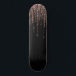 Luxus Black Rose Gold Funkelnd Glitzer Fringe Skateboard<br><div class="desc">Der glamouröse und luxuriöse Druck ist das perfekte Design für die stilvolle und trendige Frau. Es ist mit einem Imitat funkelnd Rose Gold Glitzer Randvorhang mit Imitat Glitzer Typografie auf einem einfachen schwarzen Hintergrund. Es ist ein elegantes, elegantes, trendiges und modernes Sing-Design mit einem Hollywood-Look! ***WICHTIGE ANMERKUNG: Für individuelle Designanfragen...</div>
