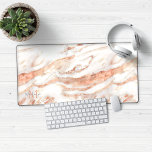 Luxus Rose Gold Foil Marmor Monogramm Schreibtischunterlage<br><div class="desc">Luxuriöse Rose Gold Foil Marmor Monogram Desk Mat Mouse Pad mit trendigem weißem Marmor und weichem rosa Rosa Goldfolie Marmor. Fügen Sie Ihren Namen und Monogramm für ein benutzerdefiniertes Design hinzu! Bitte kontaktieren Sie uns unter cedarandstring@gmail.com ,  wenn Sie Hilfe beim Design oder den passenden Produkten benötigen.</div>