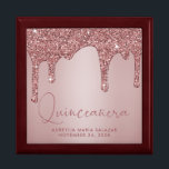Luxus Rose Gold Glitzer Tropfen Quinceanera Erinnerungskiste<br><div class="desc">Elegante Chic Rose Gold Sparkle Glitzer Tropfen Quinceanera Geschenkkartei mit Imitate Glitzer Tropfen auf einem schicken metallischen Hintergrund. Designed by Cedar and String. Um weiter zu personalisieren, klicken Sie bitte auf den Link "Weiter anpassen" und verwenden Sie das Design-Tool, um das Design zu ändern. Wenn Sie Hilfe oder passende Artikel...</div>