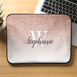 Luxus Rose Gold Ombre Imitate Glitzer Monogram Laptopschutzhülle<br><div class="desc">Fügen Sie Ihrem Laptop eine Touch Glamour mit diesem schicken Ärmel hinzu,  mit einem Hintergrundmuster von Rose vergoldeten ombre Imitate Glitzer. Personalisieren Sie es mit Ihrem ersten Schriftart in einer weißen Serife und Ihrem Namen in einem handgeschriebenen Pinselskript im kohlegrauen Stil.</div>