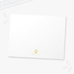 Luxus White und Gold Personalisiert Monogram Notizblock<br><div class="desc">Luxuriöses White and Gold Design mit weißem Monogramm in goldenem Kreis-Element mit dem Namen in goldfarbenem beruflichen Schriftart auf weißem Hintergrund. Bitte beachten Sie : Die Details der Folie werden im Kunstwerk simuliert. Bei der Herstellung dieses Produktes wird keine Folie verwendet.</div>