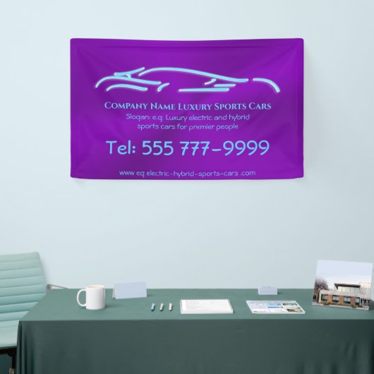 Luxusautologo - Ice Blue Sports Car auf lila Banner (Messeveranstaltung)