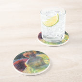 Lydia lehnt sich an ihre Arme, sitzt in einer Loge Getränkeuntersetzer (Seite)