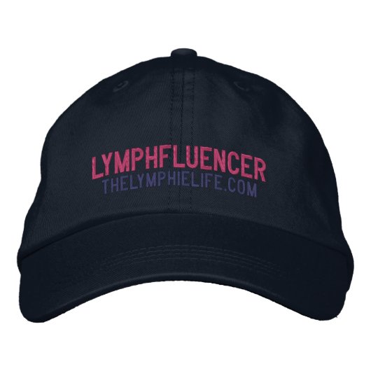 "Lymphfluencer" bestickter Hut (rosa Text) (Vorderseite)