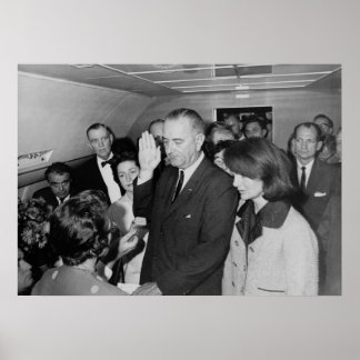 Lyndon B. Johnson übernimmt den Amtseid Poster