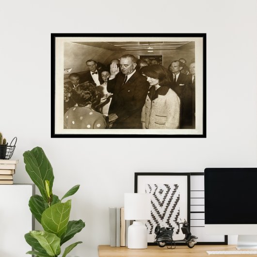 Lyndon Johnson übernimmt den Oath auf Air Force On Poster (Heimbüro)