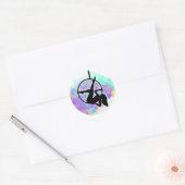 Lyra Hoop Aerialist Dancer posiert auf Aquarellon Runder Aufkleber (Umschlag)