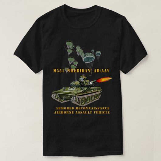 M551 Sheridan Firing ARVAAV mit Fallschirmjägern T-Shirt (Design vorne)