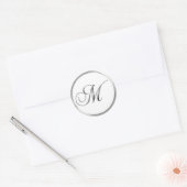 M Monogram Letter Sliver auf dem White Wedding Sie Runder Aufkleber (Umschlag)