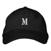 M Monogramm, hergestellt mit akribischem Stich-Hat