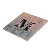 M Monogramm mit rosa Blumenspray auf Waves Bckgrnd Fliese (Seite)