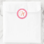 M Monogramm (rosa/orangefarbener Punktkreis) Runder Aufkleber (Tasche)