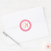 M Monogramm (rosa/orangefarbener Punktkreis) Runder Aufkleber (Umschlag)