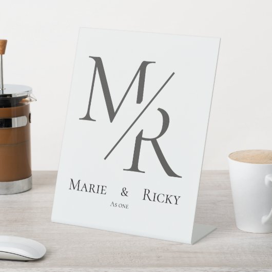 M & R | Unser Initialen-Monogramm  Sockelschild (In SItu)