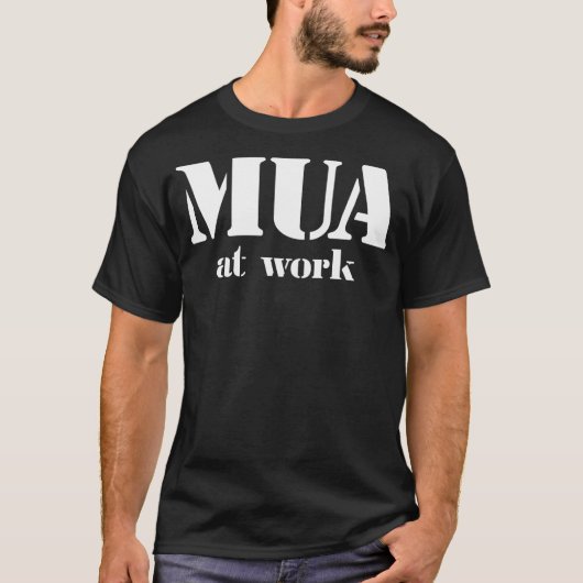 M.U.A. bei der Arbeit T-Shirt (Vorderseite)