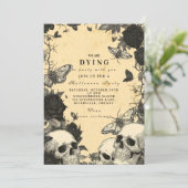 Macabre Gothic Skull and Moth Halloween Soirée Einladung (Stehend Vorderseite)