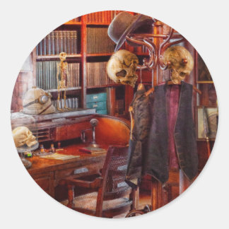 Macabre - In der Headhunterer-Studie Runder Aufkleber