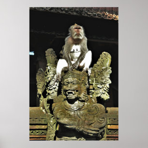 Macaque auf einer Tempelstatue Poster